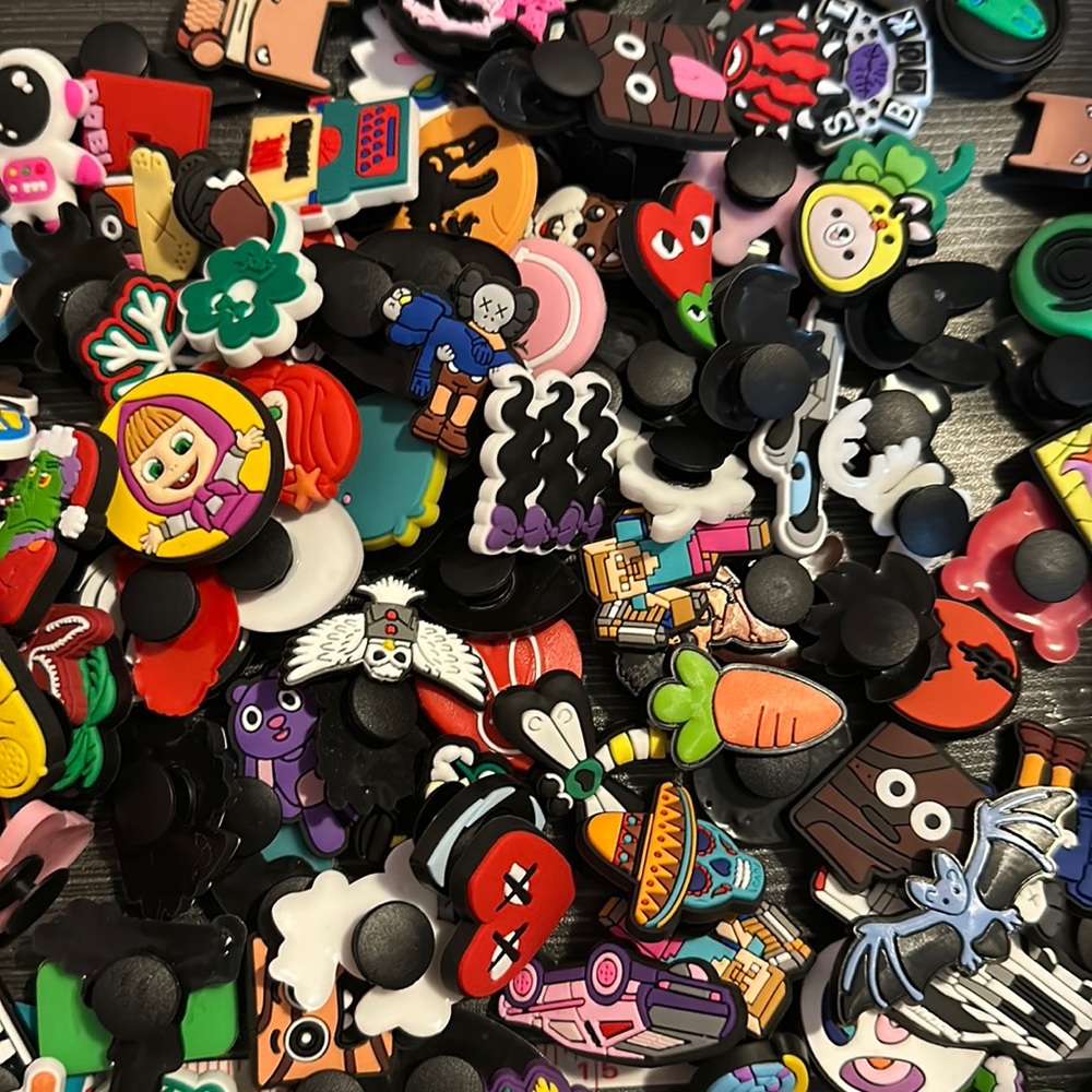 25 random croc charms